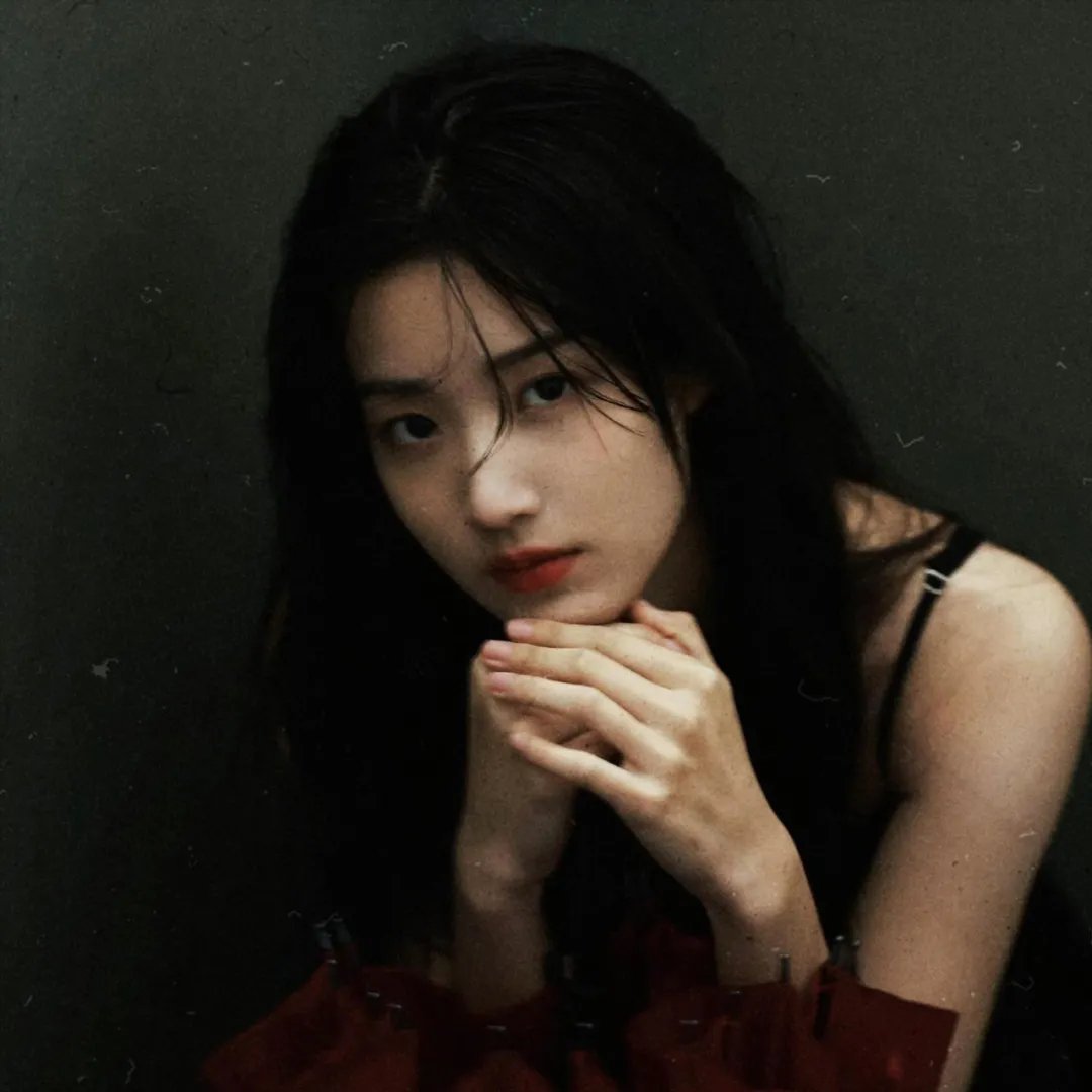 龙纹身的女孩